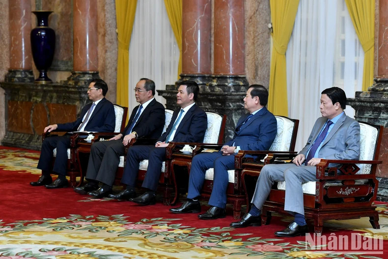 越方代表团出席会见。