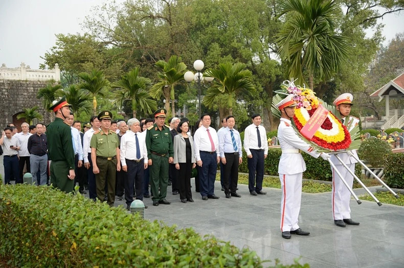 张氏梅同志一行在A1烈士陵园上香缅怀各位英雄烈士。
