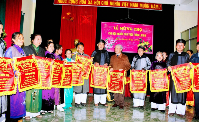 2014甲午年正月初九，村民们为各位老人举行了祝寿礼，阮富仲总书记已回乡出席并接受了70岁祝寿旗。