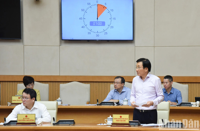 政府办公厅主任陈文山发表讲话。