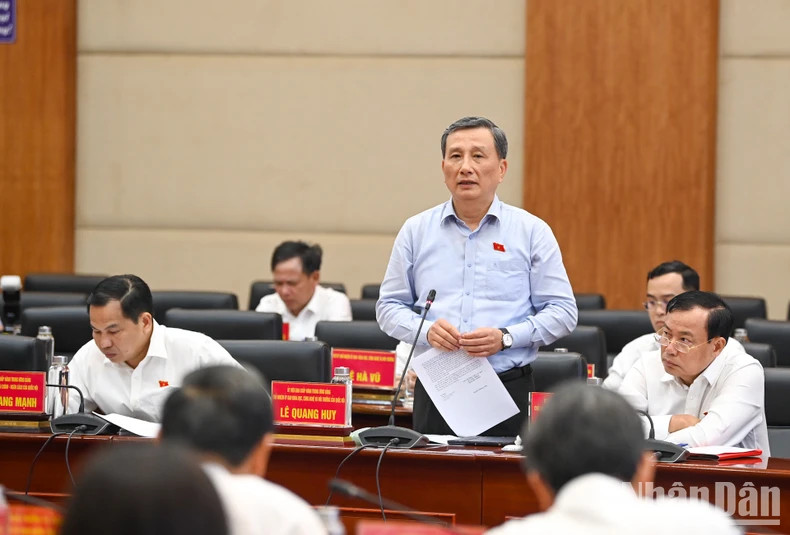 国会科学技术与环境委员会主任黎光辉发表讲话。