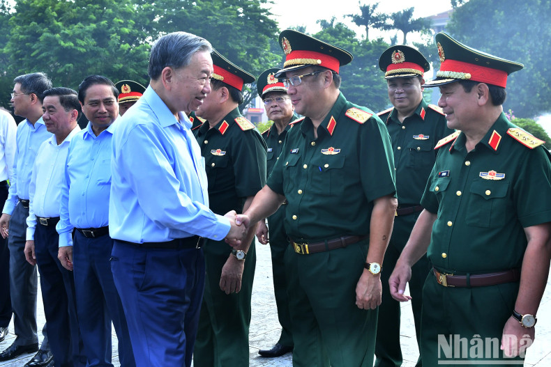 越共中央总书记、国家主席苏林和各位代表。