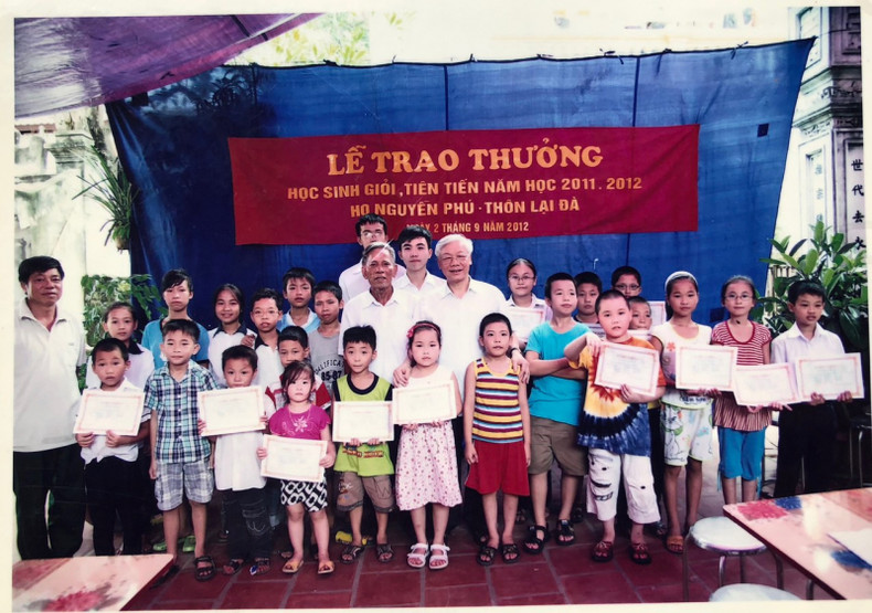 2012年，阮富仲总书记向赖驼村取得优秀成绩的学生颁发礼物。