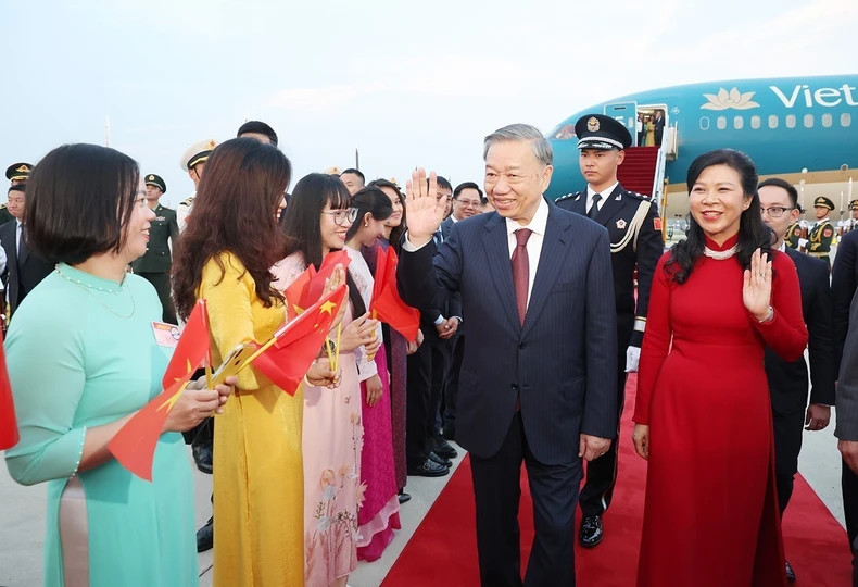 越南驻华大使馆工作人员和诸多旅居中国越南人代表在机场迎接苏林同志和夫人。 越南驻华大使馆工作人员和诸多旅居中国越南人代表在机场迎接苏林同志和夫人。