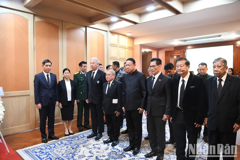 泰国-越南友好协会代表团吊唁阮富仲总书记逝世。