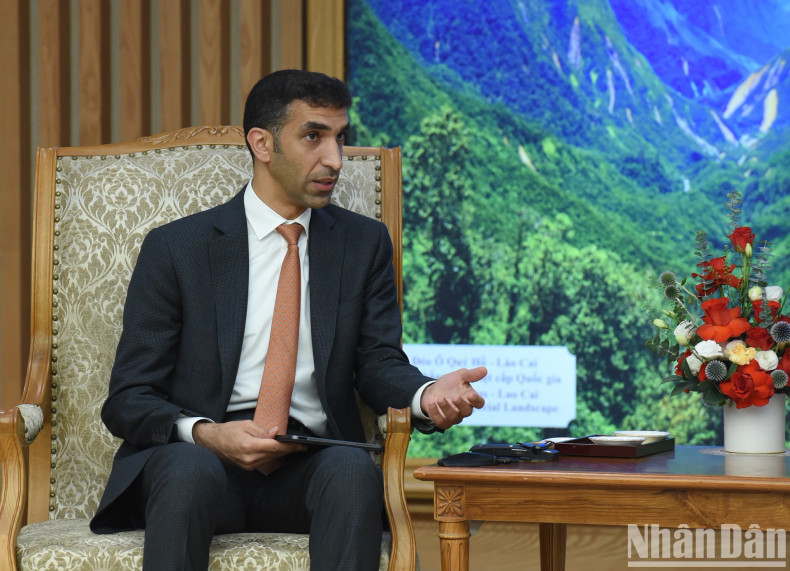 阿联酋对外贸易国务部长萨尼·本·艾哈迈德·泽尤迪在会见中发表讲话。