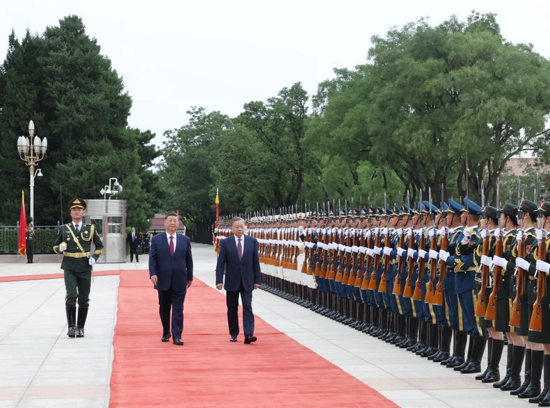 越共中央总书记、越南国家主席苏林和中共中央总书记、中国国家主席习近平检阅仪仗队。(图片来源:越通社) 越共中央总书记、越南国家主席苏林和中共中央总书记、中国国家主席习近平检阅仪仗队。(图片来源:越通社)