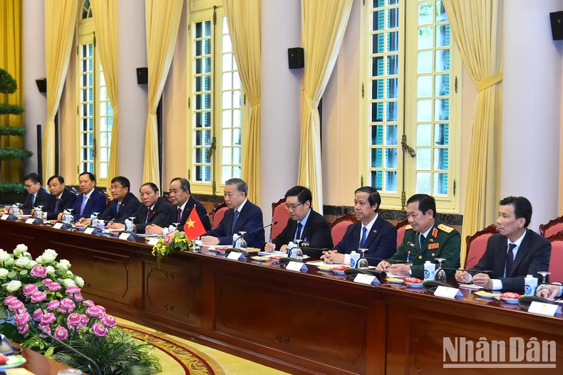 出席会谈的越南代表团。 出席会谈的越南代表团。