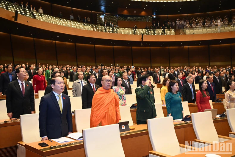 国会代表在会议开幕式上向国旗致敬。 国会代表在会议开幕式上向国旗致敬。