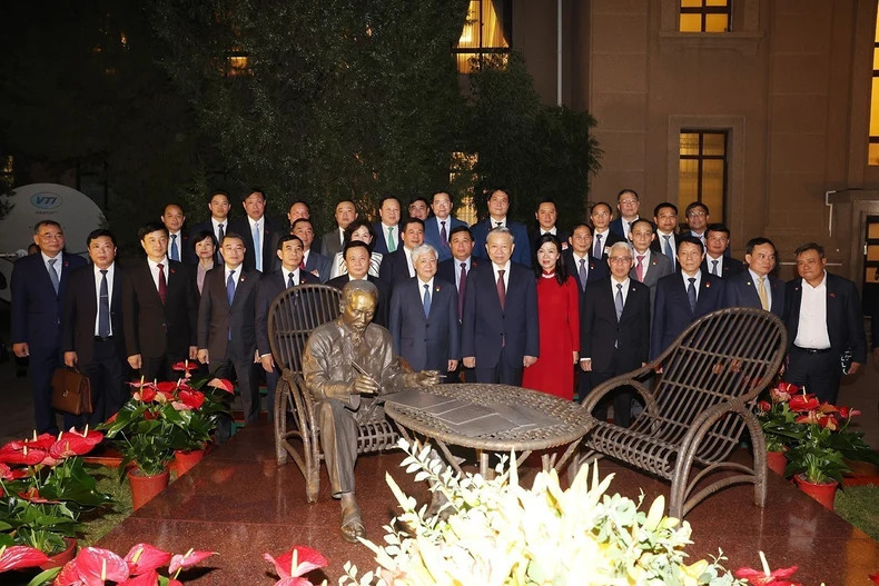 越共中央总书记、国家主席苏林偕夫人和越南驻华大使馆工作人员合影。(图片来源:越通社) 越共中央总书记、国家主席苏林偕夫人和越南驻华大使馆工作人员合影。(图片来源:越通社)