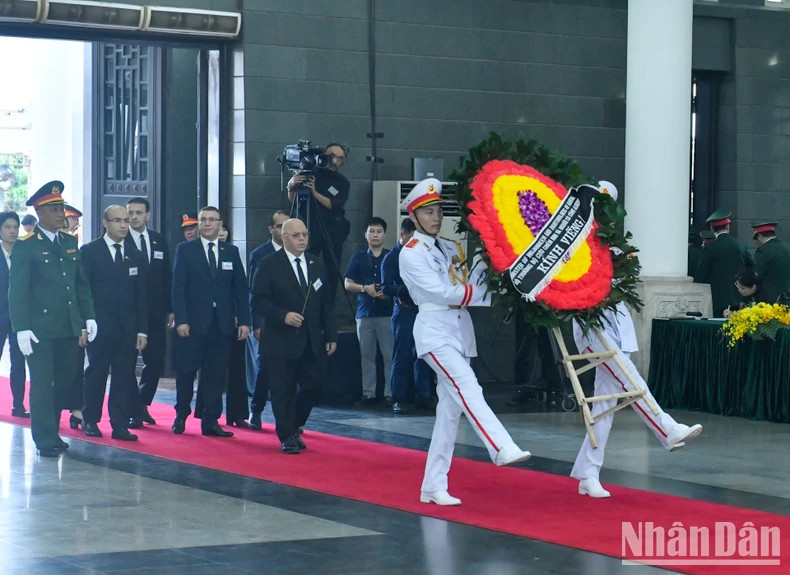 阿尔及利亚代表团吊唁越共中央总书记阮富仲逝世。