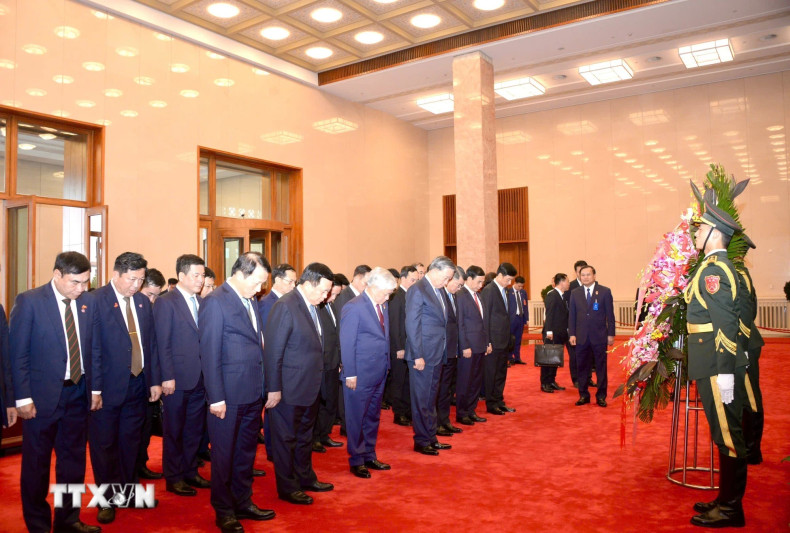 越共中央总书记、国家主席苏林及与会代表为毛泽东主席默哀一分钟。