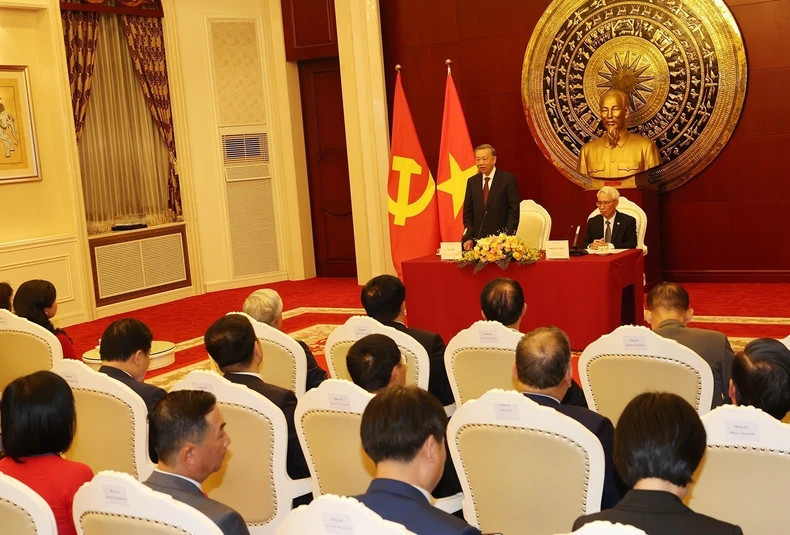 苏林总书记、国家主席与大使馆工作人员、旅居中国越南人和在华越南留学生亲切交谈。 苏林总书记、国家主席与大使馆工作人员、旅居中国越南人和在华越南留学生亲切交谈。