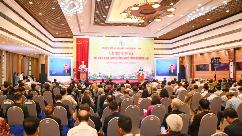 表彰大会场景。