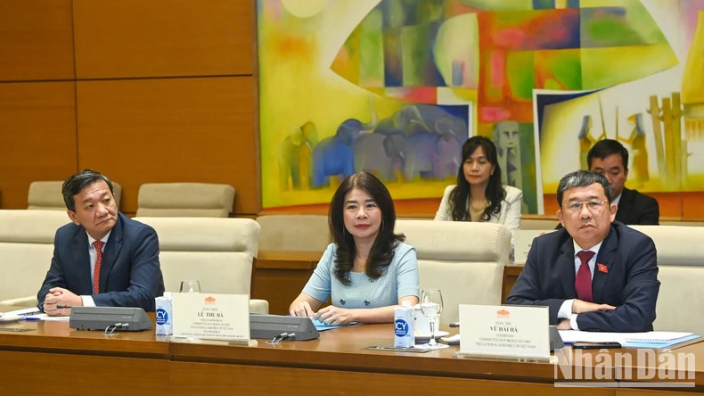 越南代表团出席会见。 越南代表团出席会见。