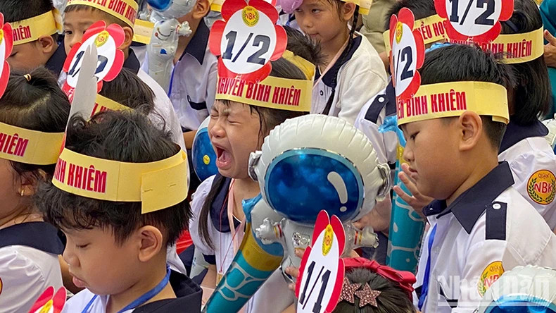 阮秉谦小学新学生第一天上课。