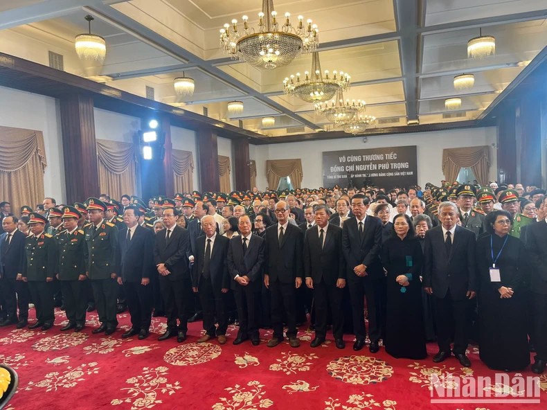 阮富仲同志吊唁仪式同一时间在胡志明市统一大会堂举行。