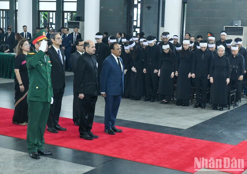 印度代表团吊唁越共中央总书记阮富仲逝世。