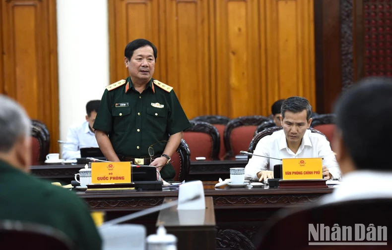 国防部副部长黎辉咏发表讲话。