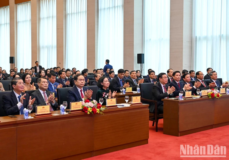 国会主席王廷惠和党、国家领导人出席授予仪式。