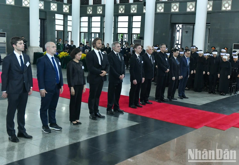 欧盟代表团吊唁越共中央总书记阮富仲逝世。