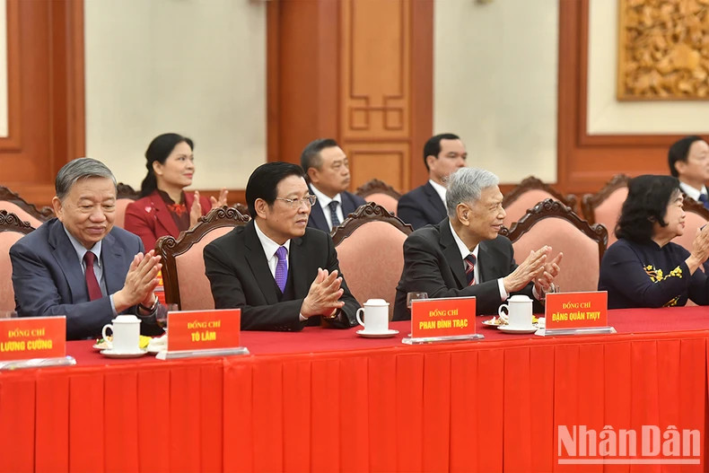 党、国家领导人、前领导人出席活动。