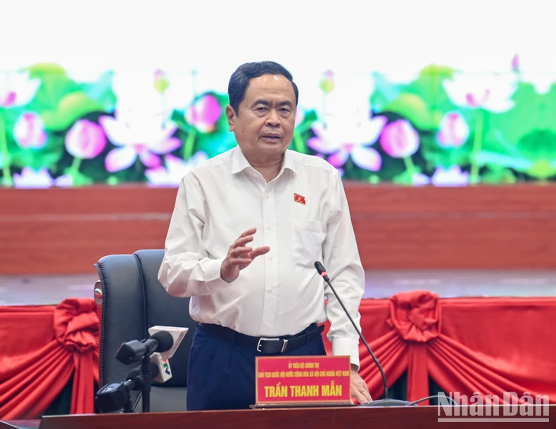 国会主席陈青敏发表讲话。