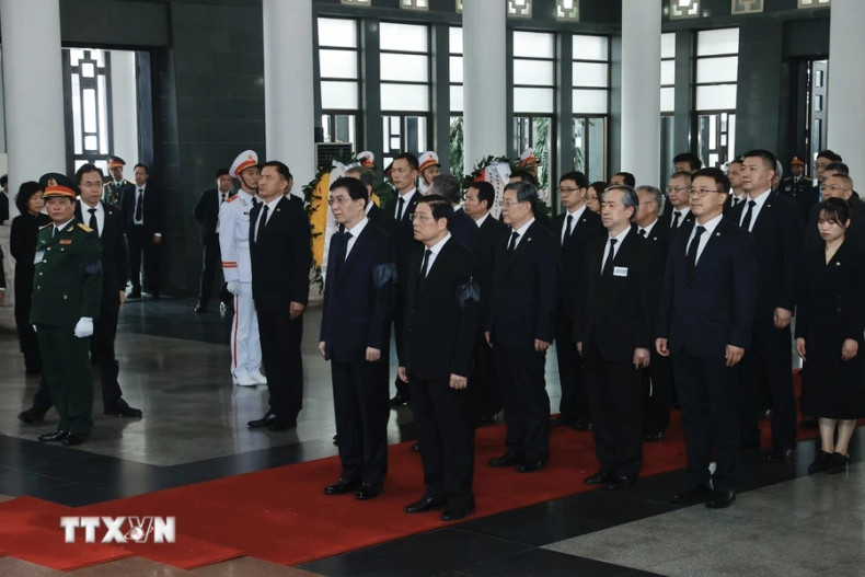 中共中央政治局常委、中国全国政协主席王沪宁代表团吊唁阮富仲总书记逝世。（图片来源：越通社）