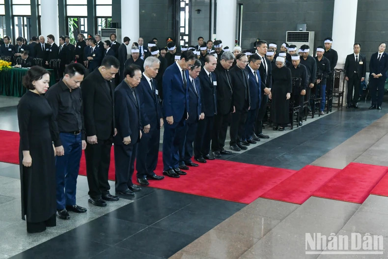 总书记办公厅代表团吊唁越共中央总书记阮富仲逝世。 总书记办公厅代表团吊唁越共中央总书记阮富仲逝世。