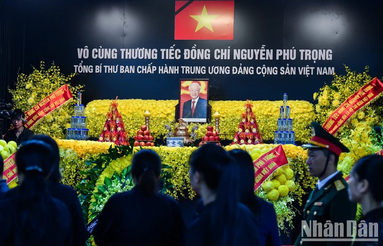 阮富仲同志吊唁仪式同一时间在阮富仲家乡河内市东英县东会乡举行。