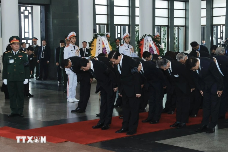 中共中央政治局常委、中国全国政协主席王沪宁代表团吊唁阮富仲总书记逝世。（图片来源：越通社）