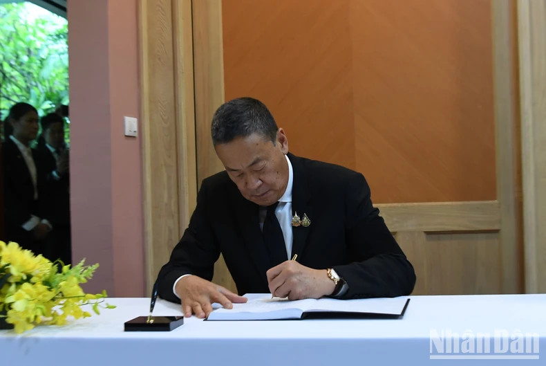 泰国总理赛塔·他威信在吊唁簿上留言。