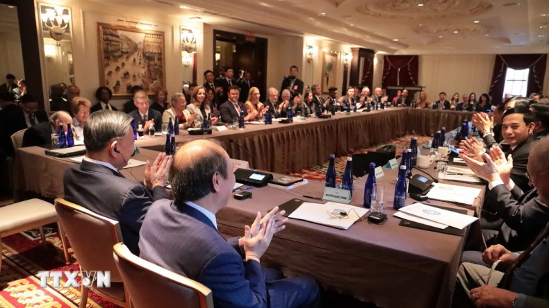 越共中央总书记、国家主席苏林会见美国共产党、左翼组织领导和美国友人。（图片来源：越通社）