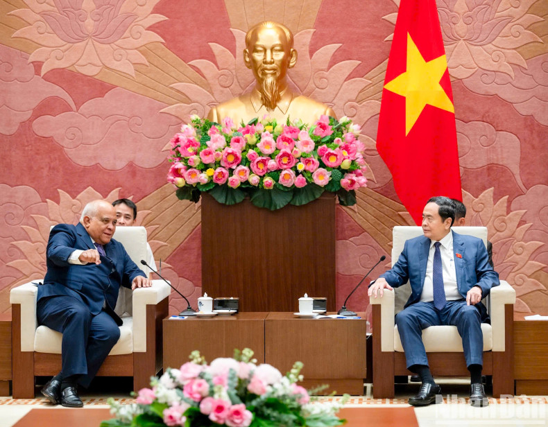 越南国会主席陈青敏会见古巴驻越大使奥兰多·尼古拉斯·吉伦。