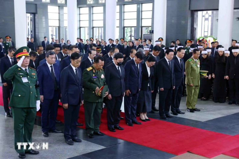 由老挝人民革命党中央总书记、老挝国家主席通伦·西苏里率领的越南党、国家领导人代表团吊唁阮富仲总书记逝世。（图片来源：越通社）