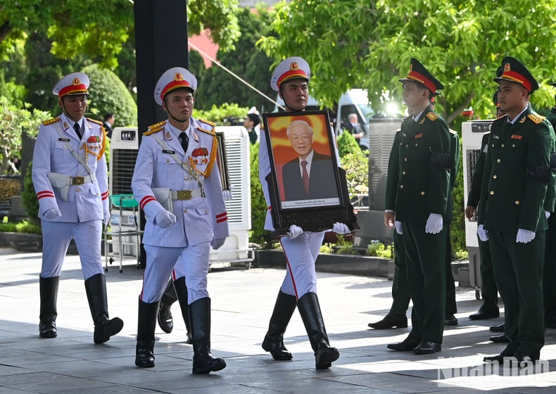 越共中央总书记阮富仲安葬仪式。 越共中央总书记阮富仲安葬仪式。