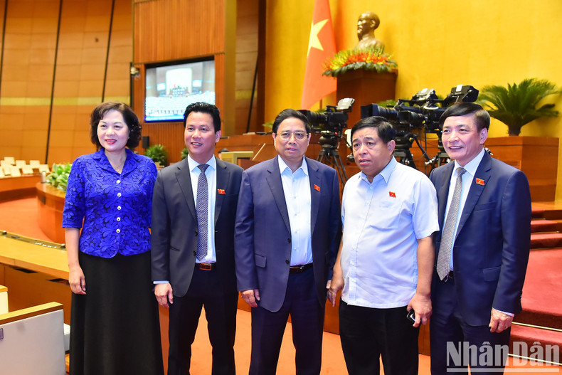 范明正总理和各位国会代表。 范明正总理和各位国会代表。