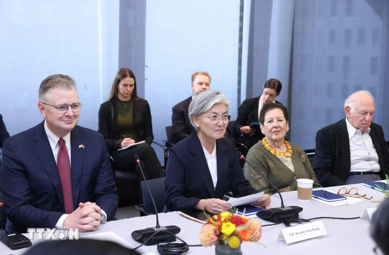 美国亚洲协会主席兼首席执行官康京和发表讲话。（图片来源：越通社）