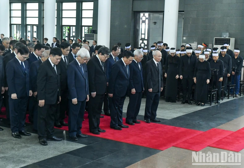 越共中央理论委员会、胡志明国家政治学院代表团吊唁越共中央总书记阮富仲逝世。 越共中央理论委员会、胡志明国家政治学院代表团吊唁越共中央总书记阮富仲逝世。