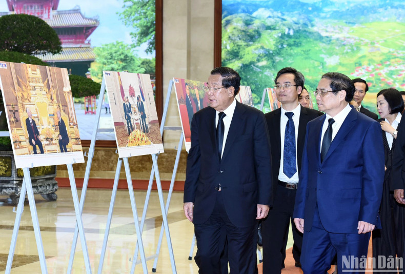 范明正总理向王柬埔寨参议院主席洪森介绍有关阮富仲总书记部分对外活动。