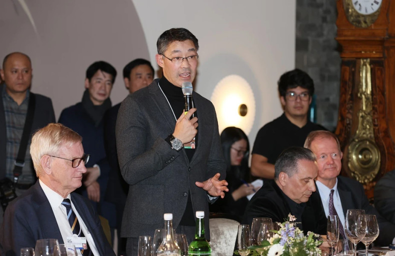 德国前副总理菲利普·罗斯勒发表讲话。