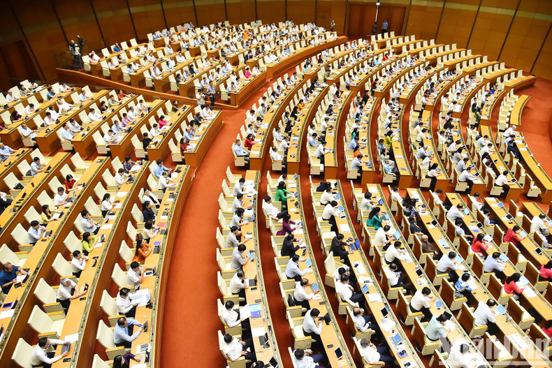 各位国会代表出席质询和回答质询活动。 各位国会代表出席质询和回答质询活动。