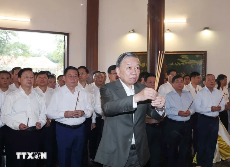 苏林总书记为胡志明主席父亲阮生色副榜上香。