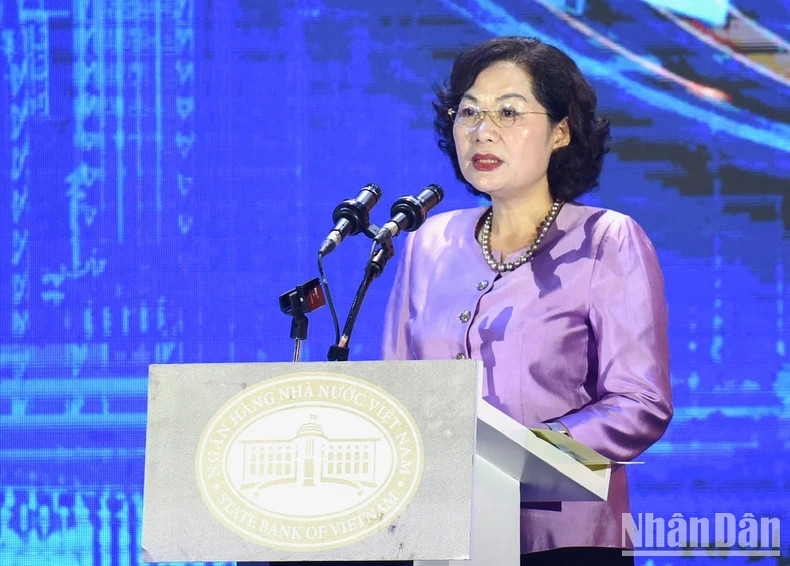 越南国家银行行长阮氏红发表讲话。