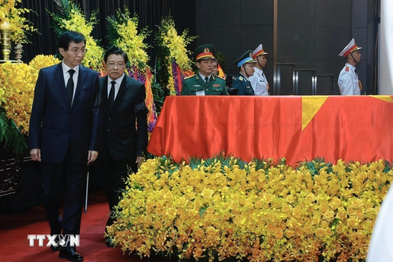 中共中央政治局常委、中国全国政协主席王沪宁代表团吊唁阮富仲总书记逝世。（图片来源：越通社）