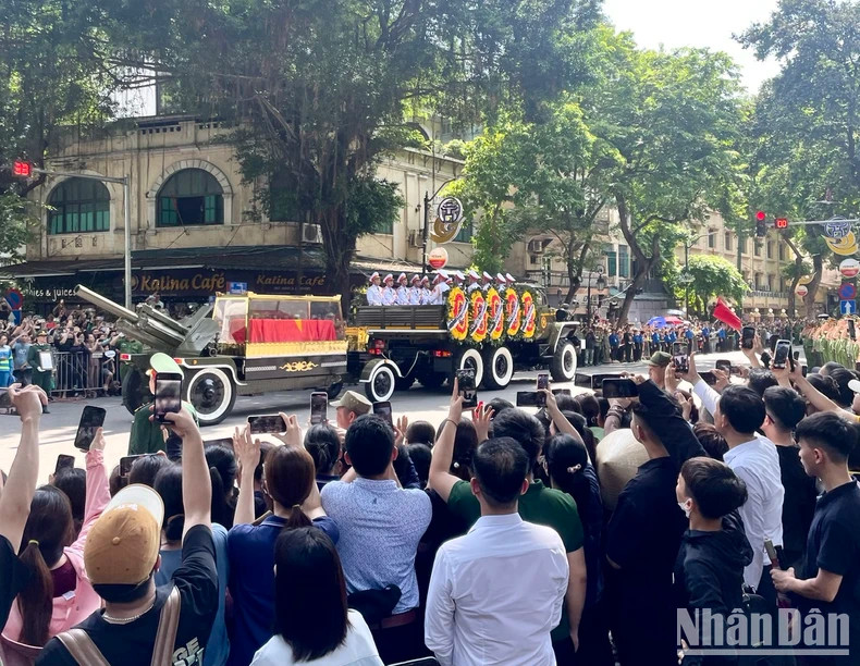 民众为阮富仲总书记送行。