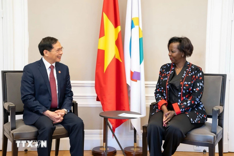 裴青山部长会见法语国家国际组织秘书长路易丝·穆希基瓦博。（图片来源：越通社）
