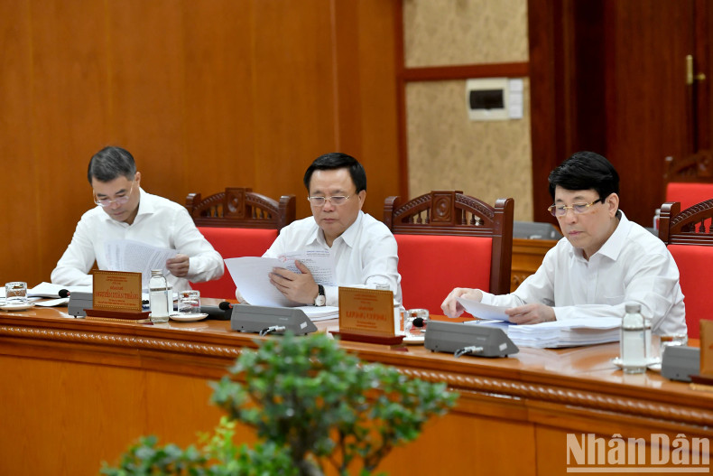 党、国家领导人出席会议。