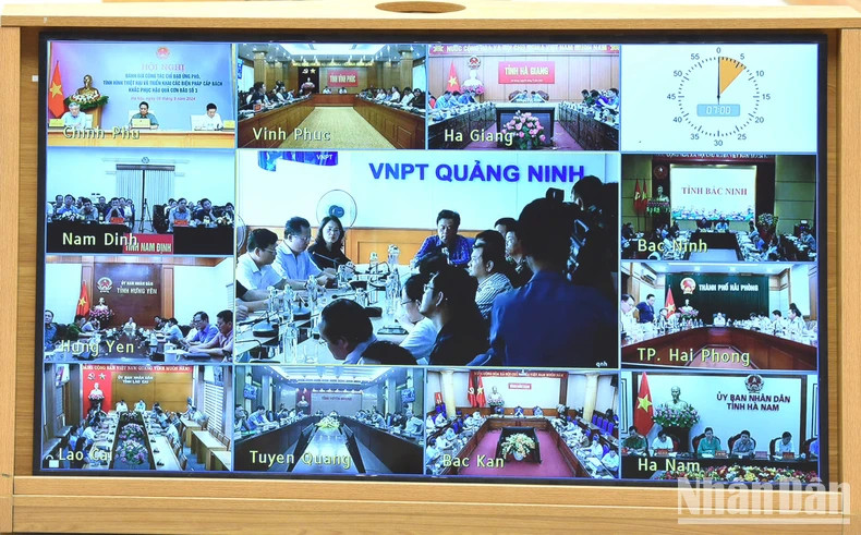 广宁省领导在广宁分会场发表讲话。