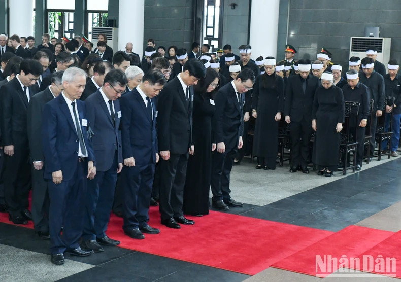 党中央办公厅代表团吊唁越共中央总书记阮富仲逝世。 党中央办公厅代表团吊唁越共中央总书记阮富仲逝世。